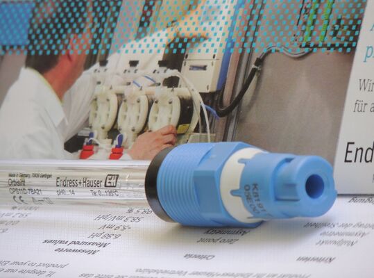 Endress+Hauser PH/ORP Transmitter and Electrode with Ceramic Membrane 0.1% Accuracy and 40 Bar Pressure Range